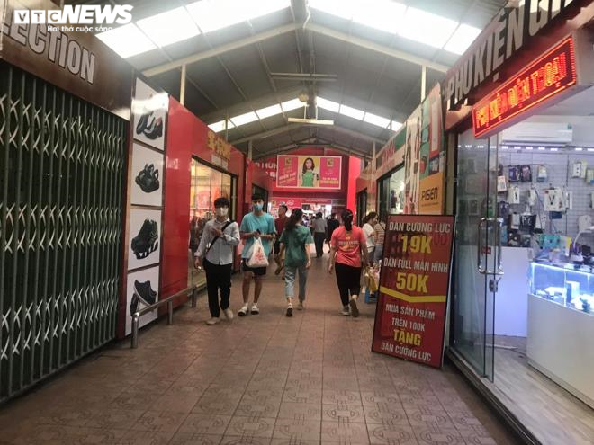 Dịch COVID-19 quay trở lại, người Hà Nội tự giác đeo khẩu trang nơi công cộng - 7