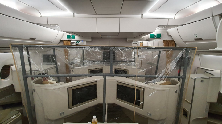 Bên trong máy bay đưa người Việt từ Guinea Xích đạo hồi hương - 13