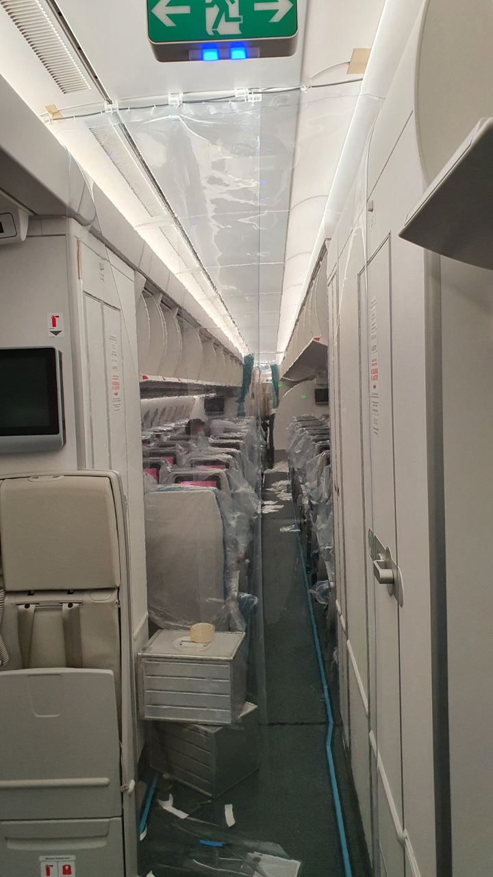 Bên trong máy bay đưa người Việt từ Guinea Xích đạo hồi hương - 12