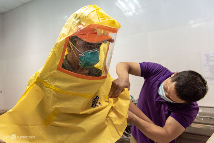 Bác sĩ lên đường đón 120 ca COVID-19 về nước: 'Sẵn sàng tình huống xấu nhất' - 2