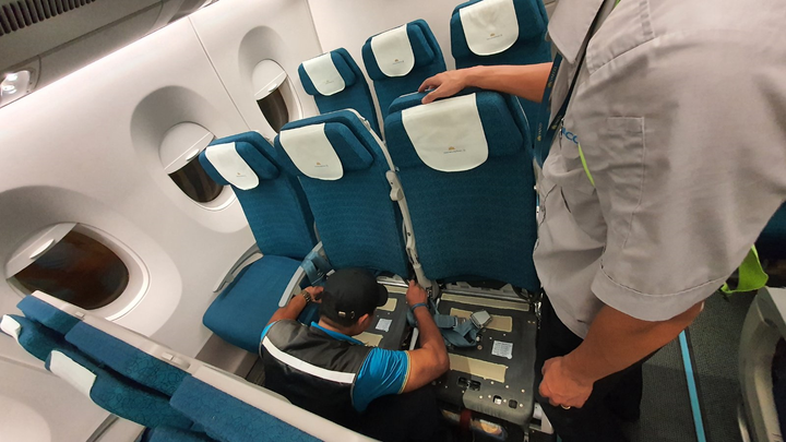 Bên trong máy bay đưa người Việt từ Guinea Xích đạo hồi hương - 7