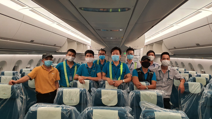 Bên trong máy bay đưa người Việt từ Guinea Xích đạo hồi hương - 6