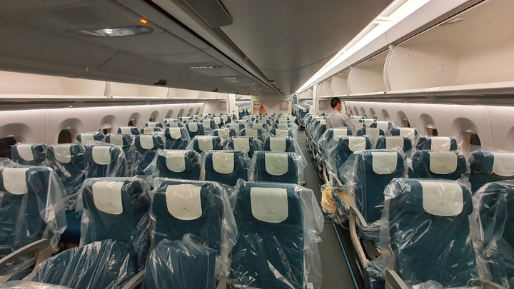 Bên trong máy bay đưa người Việt từ Guinea Xích đạo hồi hương - 5