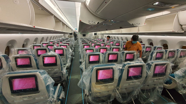 Bên trong máy bay đưa người Việt từ Guinea Xích đạo hồi hương - 17