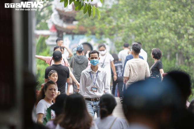 Dịch COVID-19 quay trở lại, người Hà Nội tự giác đeo khẩu trang nơi công cộng - 10