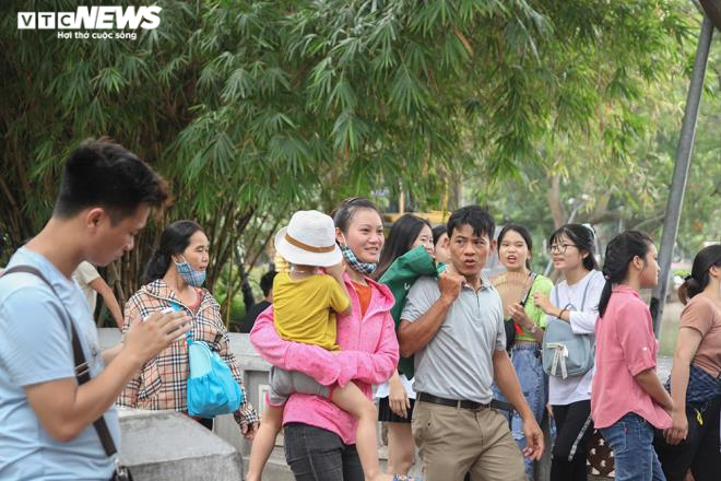 Dịch COVID-19 quay trở lại, người Hà Nội tự giác đeo khẩu trang nơi công cộng - 9