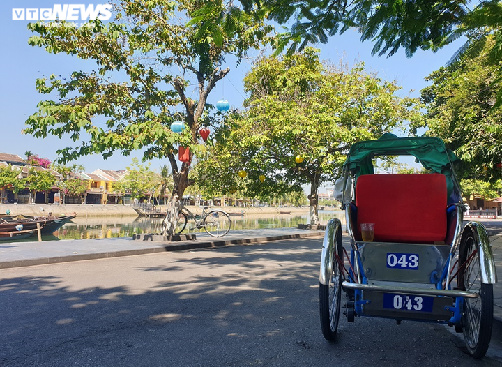 Ảnh: Phố cổ Hội An vắng vẻ trong ngày đầu tạm dừng đón khách lưu trú - 7