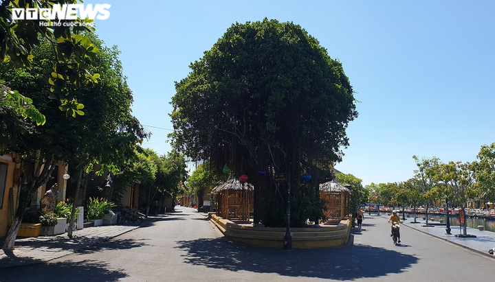 Ảnh: Phố cổ Hội An vắng vẻ trong ngày đầu tạm dừng đón khách lưu trú - 6