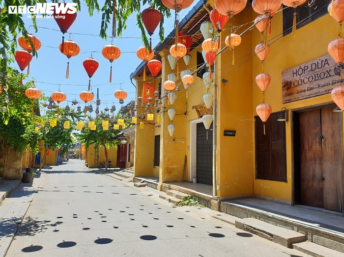 Ảnh: Phố cổ Hội An vắng vẻ trong ngày đầu tạm dừng đón khách lưu trú - 3
