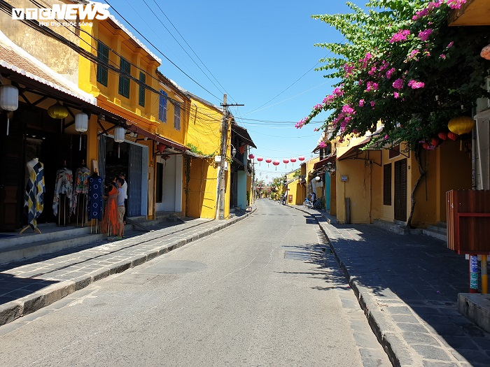 Ảnh: Phố cổ Hội An vắng vẻ trong ngày đầu tạm dừng đón khách lưu trú - 9