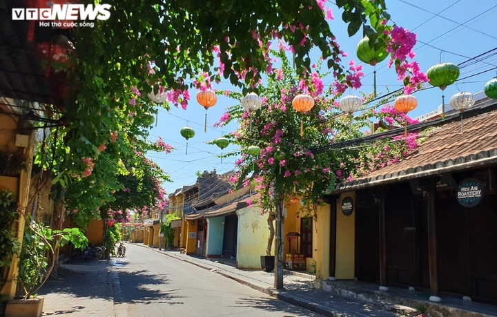 Ảnh: Phố cổ Hội An vắng vẻ trong ngày đầu tạm dừng đón khách lưu trú - 5