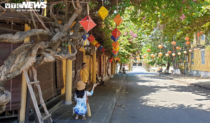Ảnh: Phố cổ Hội An vắng vẻ trong ngày đầu tạm dừng đón khách lưu trú - 2