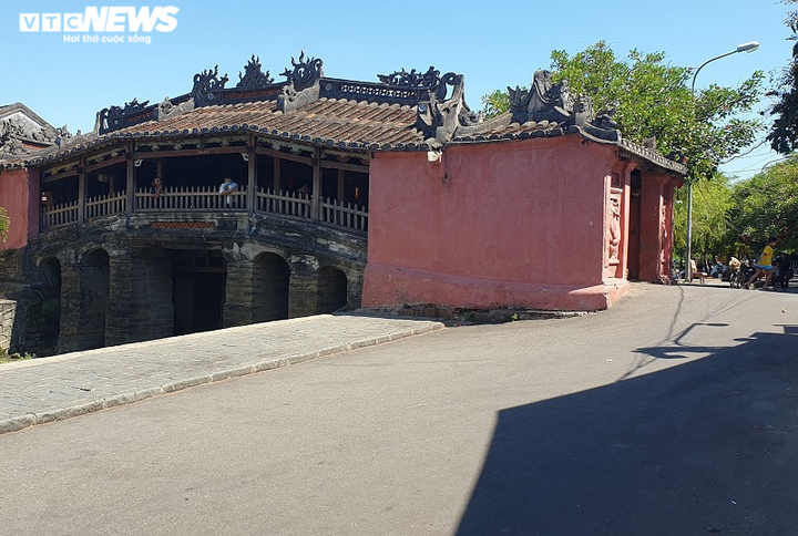 Ảnh: Phố cổ Hội An vắng vẻ trong ngày đầu tạm dừng đón khách lưu trú - 4