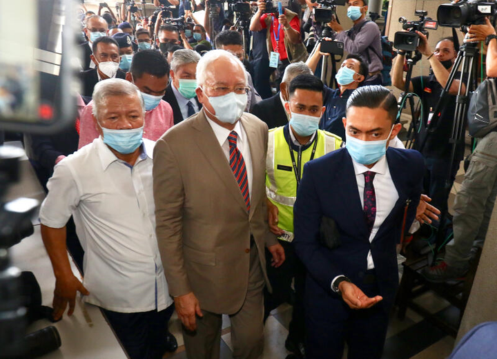 Cựu Thủ tướng Malaysia lĩnh án 12 năm tù vì tội tham nhũng - 1