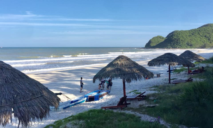 Quan Lạn: Vẻ đẹp mê hoặc của những bãi cát trắng muốt trải dài bất tận - 4