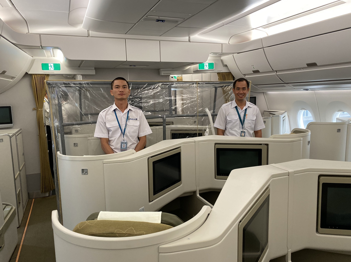 Bên trong máy bay đưa người Việt từ Guinea Xích đạo hồi hương - 4