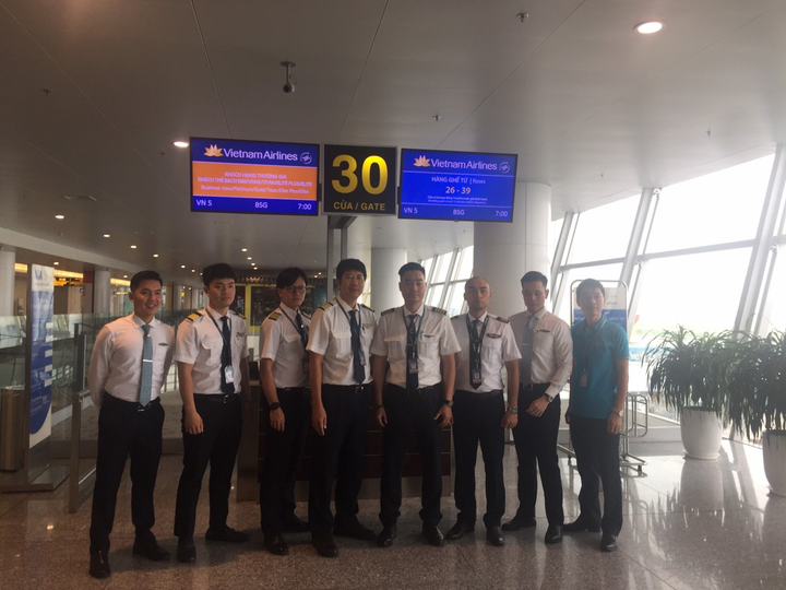 Bên trong máy bay đưa người Việt từ Guinea Xích đạo hồi hương - 16