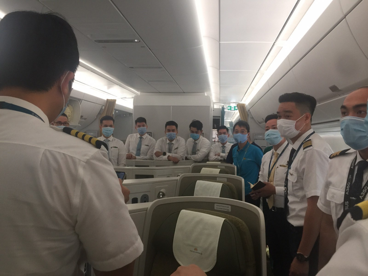 Bên trong máy bay đưa người Việt từ Guinea Xích đạo hồi hương - 2