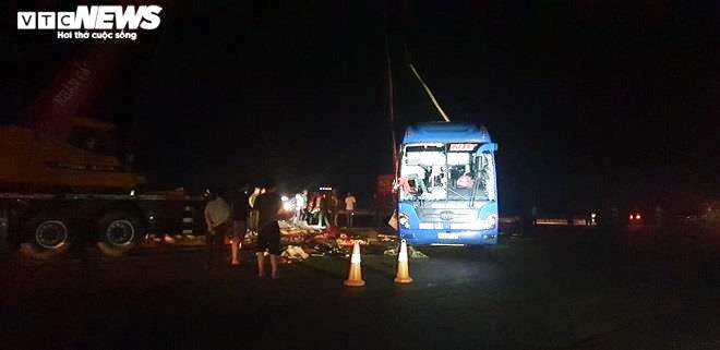 Hiện trường lật xe khách ở Thái Bình khiến gần 20 người bị thương - 1