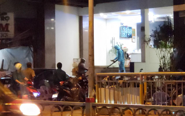 Phun thuốc khử trùng khách sạn đối diện Bệnh viện Chợ Rẫy lúc nửa đêm - 1