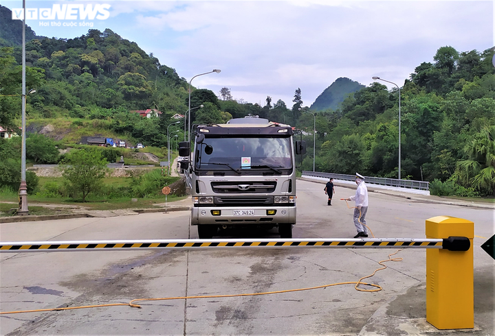 Bộ đội biên phòng Nghệ An tuần tra thâu đêm, ngăn nhập cảnh trái phép - 17