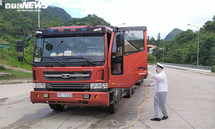 Bộ đội biên phòng Nghệ An tuần tra thâu đêm, ngăn nhập cảnh trái phép - 18