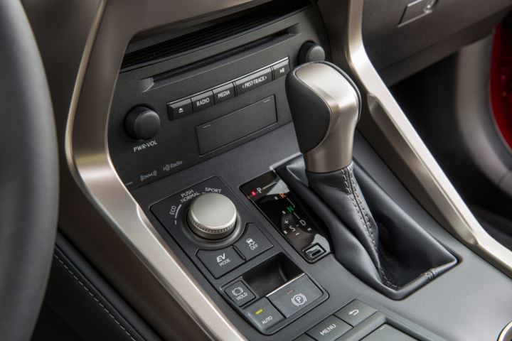 Mẫu xe SUV cỡ nhỏ Lexus NX ra mắt phiên bản kỷ niệm sinh nhật 6 năm - 4
