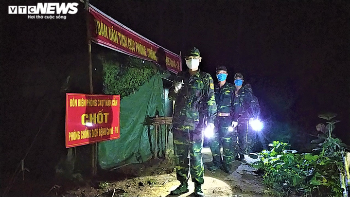 Bộ đội biên phòng Nghệ An tuần tra thâu đêm, ngăn nhập cảnh trái phép - 3