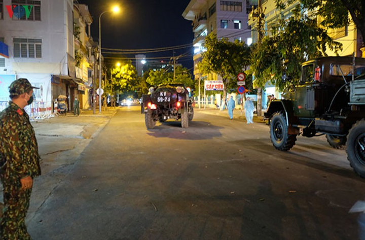 Quân đội khử trùng khu vực phong tỏa ở Đà Nẵng - 10