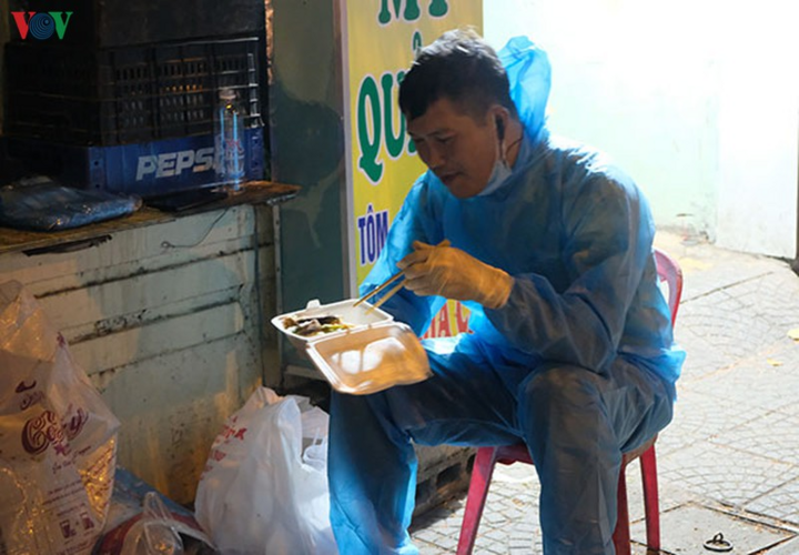 Quân đội khử trùng khu vực phong tỏa ở Đà Nẵng - 12