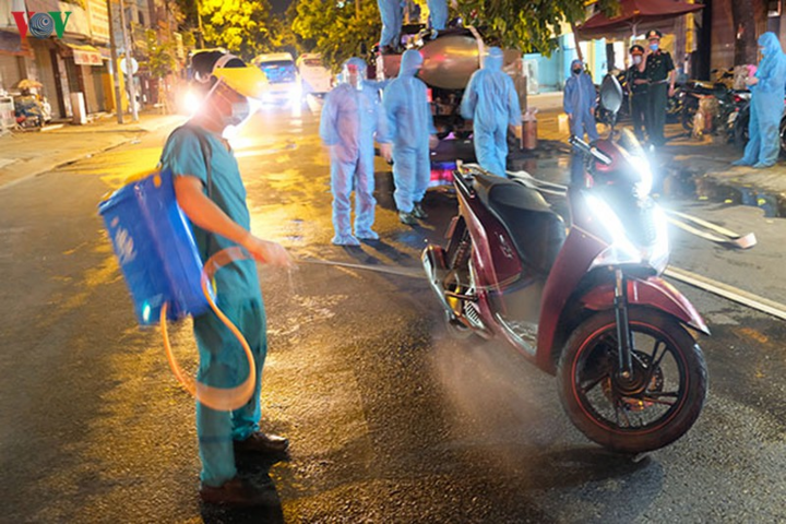 Quân đội khử trùng khu vực phong tỏa ở Đà Nẵng - 4