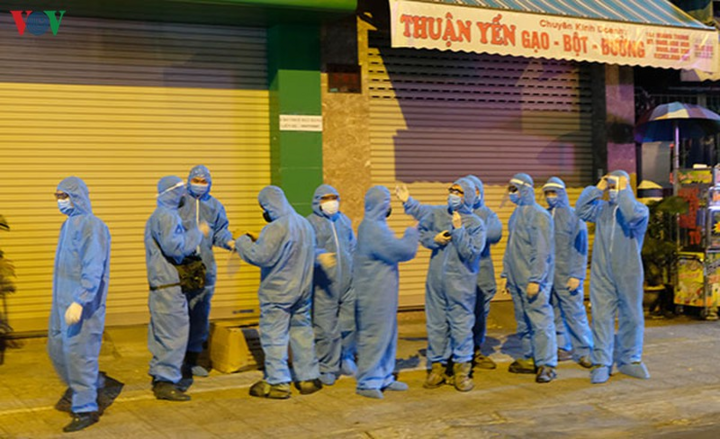 Quân đội khử trùng khu vực phong tỏa ở Đà Nẵng - 7