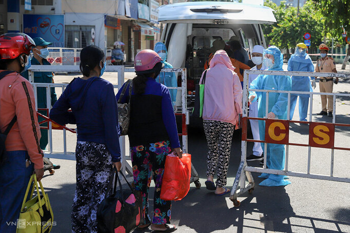 Bệnh viện Đà Nẵng bố trí lối đi riêng cho bệnh nhân chạy thận - 1