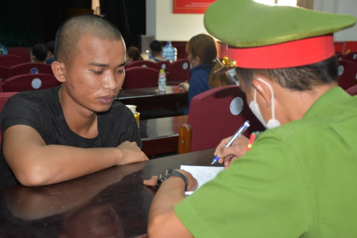 Triệt phá ổ xóc đĩa, thu giữ nhiều hàng ‘nóng’ - 1
