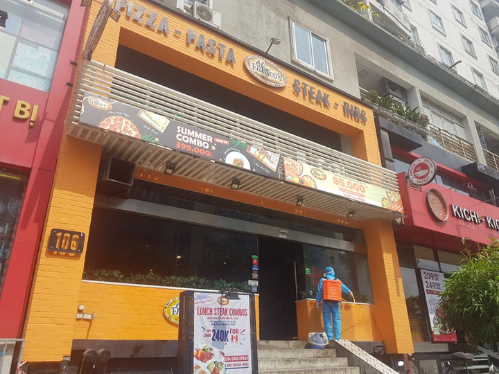 Ảnh: Phun thuốc khử trùng quán pizza ở Hà Nội có ca nghi mắc COVID-19 - 2