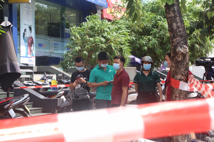 Ảnh: Phun thuốc khử trùng quán pizza ở Hà Nội có ca nghi mắc COVID-19 - 6