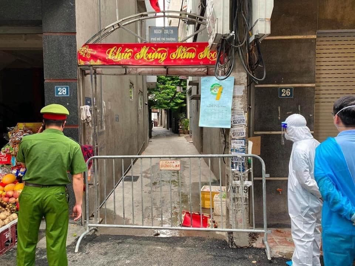 Ảnh: Phun thuốc khử trùng quán pizza ở Hà Nội có ca nghi mắc COVID-19 - 8