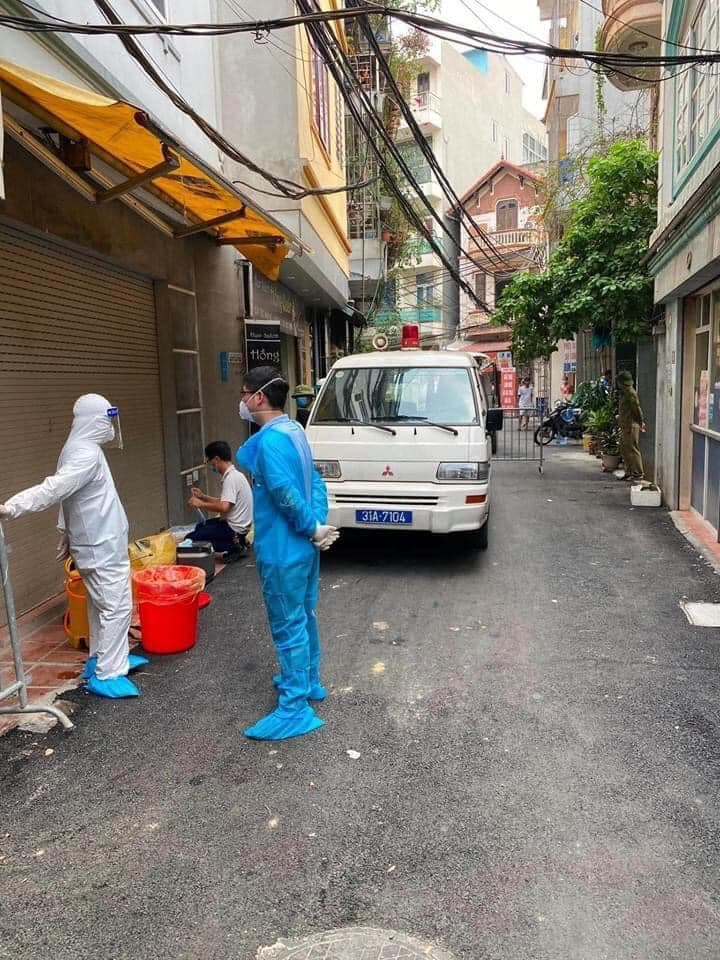 Ảnh: Phun thuốc khử trùng quán pizza ở Hà Nội có ca nghi mắc COVID-19 - 7