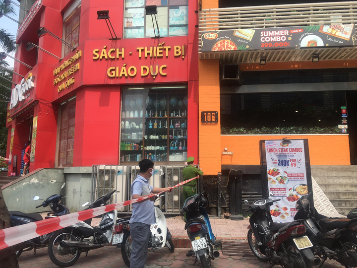 Ảnh: Phun thuốc khử trùng quán pizza ở Hà Nội có ca nghi mắc COVID-19 - 1