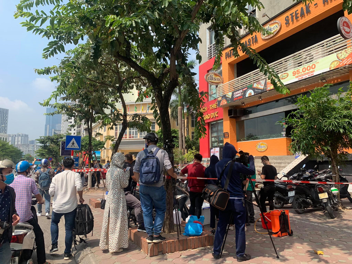 Ảnh: Phun thuốc khử trùng quán pizza ở Hà Nội có ca nghi mắc COVID-19 - 5