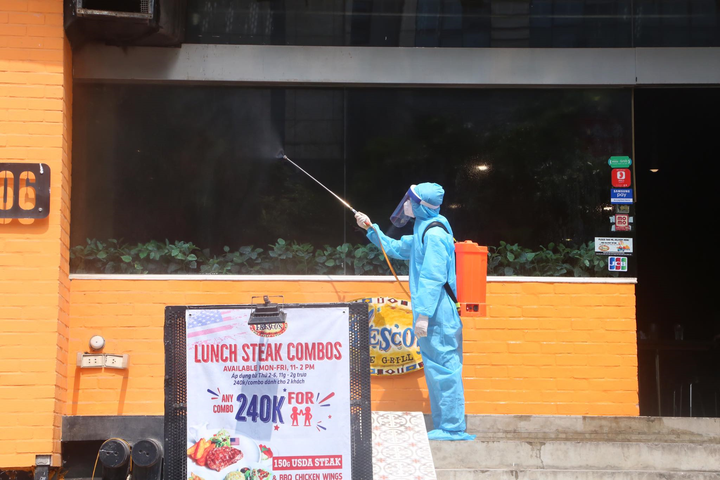 Ảnh: Phun thuốc khử trùng quán pizza ở Hà Nội có ca nghi mắc COVID-19 - 3