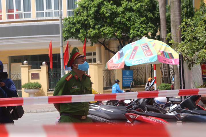 Ảnh: Phun thuốc khử trùng quán pizza ở Hà Nội có ca nghi mắc COVID-19 - 4