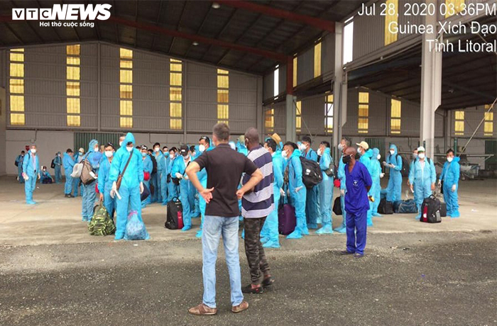 Ảnh: Đón 129 người Việt ở sân bay Bata của Guinea Xích Đạo - 4