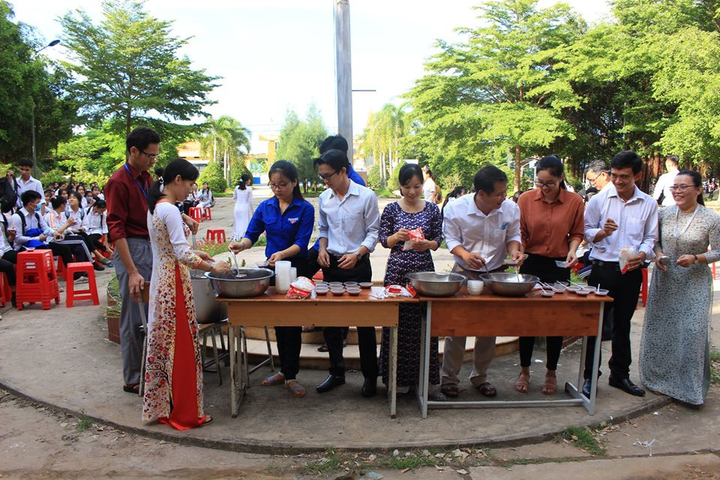 Thầy cô thức thâu đêm nấu chè tú tài để chúc học trò thi tốt - 8