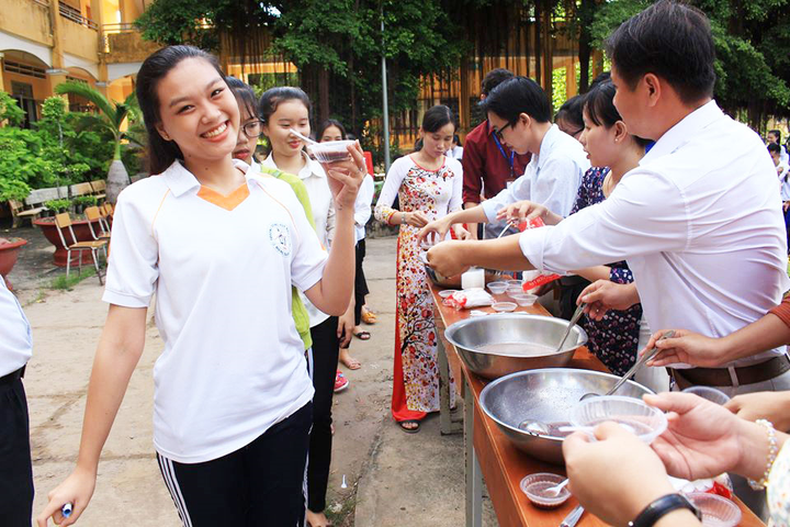 Thầy cô thức thâu đêm nấu chè tú tài để chúc học trò thi tốt - 1