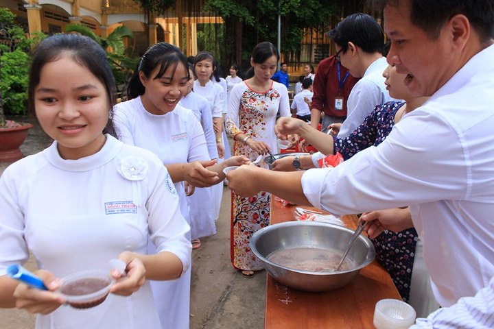 Thầy cô thức thâu đêm nấu chè tú tài để chúc học trò thi tốt - 9