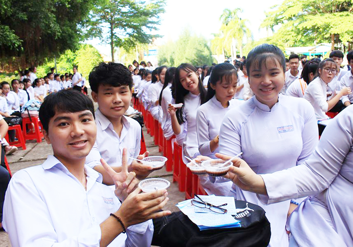 Thầy cô thức thâu đêm nấu chè tú tài để chúc học trò thi tốt - 7