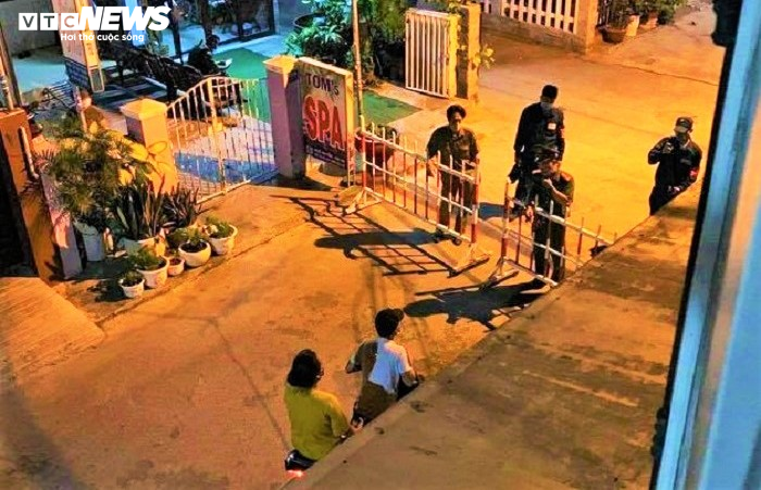 Cận cảnh chốt phong tỏa khối phố có 3 người nghi nhiễm COVID-19 ở Hội An - 1