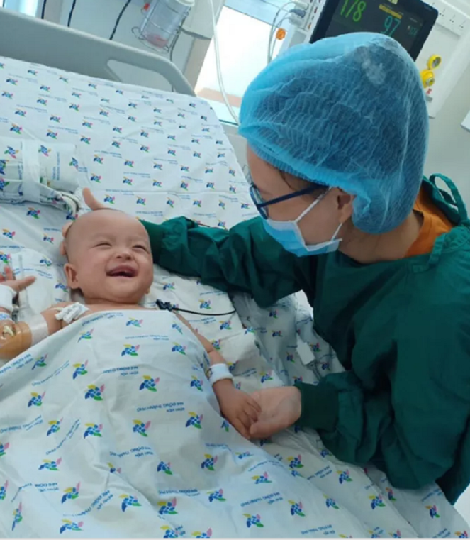 Diệu Nhi-Trúc Nhi cai máy thở, cười đùa sau 2 tuần hậu phẫu - 1