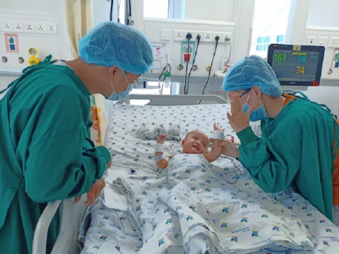 Diệu Nhi-Trúc Nhi cai máy thở, cười đùa sau 2 tuần hậu phẫu - 2